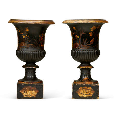 A PAIR OF REGENCY BLACK AND GILT-JAPANNED FRUITWOOD URNS - Foto 5