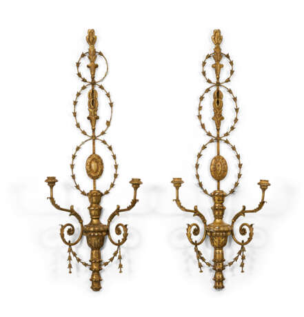 A PAIR OF ITALIAN GILTWOOD AND GILT-METAL TWIN-BRANCH WALL-LIGHTS - Foto 1