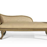 A REGENCY GREEN-PAINTED AND PARCEL-GILT CHAISE LONGUE - фото 1