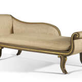 A REGENCY GREEN-PAINTED AND PARCEL-GILT CHAISE LONGUE - Foto 2