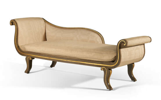 A REGENCY GREEN-PAINTED AND PARCEL-GILT CHAISE LONGUE - Foto 2