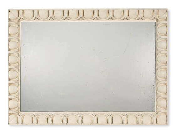 A NORTH EUROPEAN WHITE-PAINTED ARCHITECTURAL MIRROR - Foto 1
