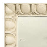 A NORTH EUROPEAN WHITE-PAINTED ARCHITECTURAL MIRROR - Foto 2