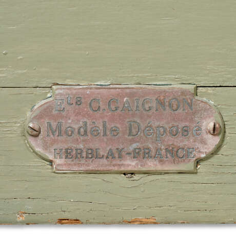 A FRENCH GREEN-PAINTED CASTON IRON AND BEECH JARDINIÈRE - фото 3