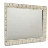 A NORTH EUROPEAN WHITE-PAINTED ARCHITECTURAL MIRROR - Foto 4