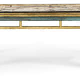 A GREEN-PAINTED, PARCEL-GILT, AND EBONIZED LOW TABLE - Foto 2