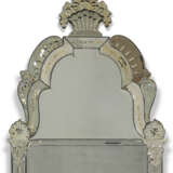 A NORTH EUROPEAN ENGRAVED GLASS MIRROR - Foto 2