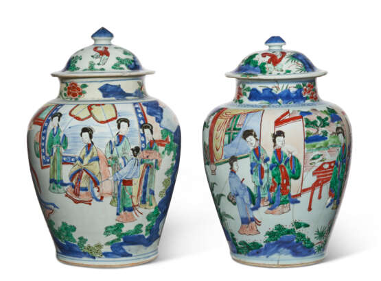TWO CHINESE WUCAI JARS AND COVERS - Foto 1