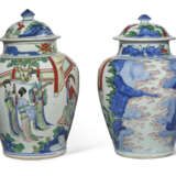 TWO CHINESE WUCAI JARS AND COVERS - photo 2