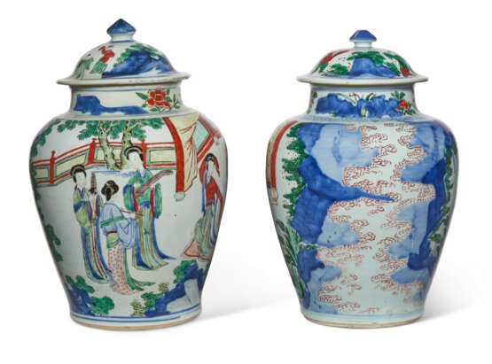 TWO CHINESE WUCAI JARS AND COVERS - фото 2