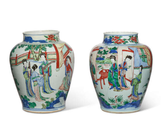 TWO CHINESE WUCAI JARS AND COVERS - фото 4