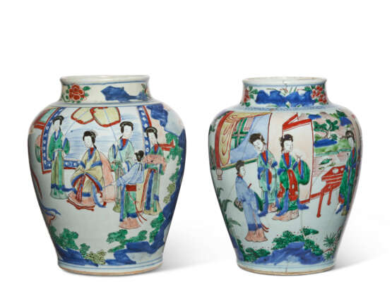 TWO CHINESE WUCAI JARS AND COVERS - фото 5