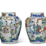 TWO CHINESE WUCAI JARS AND COVERS - Foto 5
