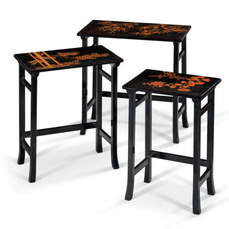 A SET OF THREE JAPANESE BLACK-AND-GILT LACQUER NESTING TABLES - Foto 1