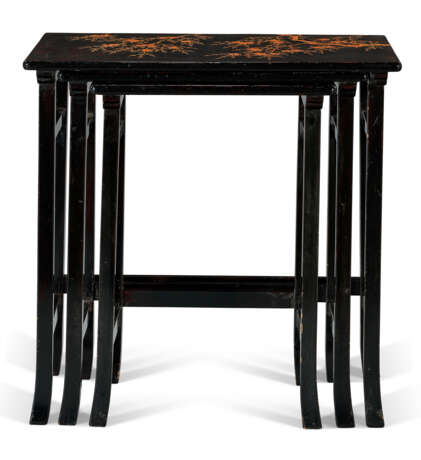 A SET OF THREE JAPANESE BLACK-AND-GILT LACQUER NESTING TABLES - Foto 3