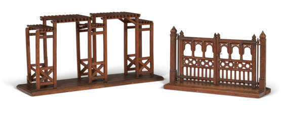 TWO ARCHITECTURAL MODELS OF AN ARBOR AND A GATEWAY - Foto 2