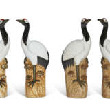 TWO PAIRS OF CHINESE EXPORT PORCELAIN MODELS OF CRANES - фото 1