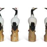 TWO PAIRS OF CHINESE EXPORT PORCELAIN MODELS OF CRANES - Foto 3