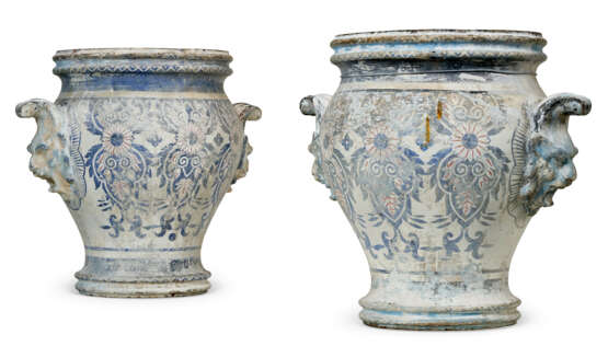 A PAIR OF FRENCH WHITE AND BLUE-PAINTED CAST-IRON JARDINIERES - Foto 1