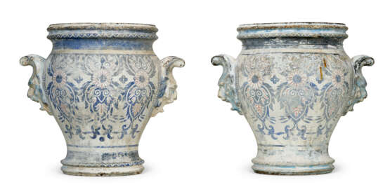 A PAIR OF FRENCH WHITE AND BLUE-PAINTED CAST-IRON JARDINIERES - Foto 2