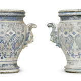 A PAIR OF FRENCH WHITE AND BLUE-PAINTED CAST-IRON JARDINIERES - фото 2
