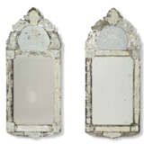 A PAIR OF NORTH EUROPEAN ENGRAVED GLASS MIRRORS - Foto 1