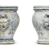 A PAIR OF FRENCH WHITE AND BLUE-PAINTED CAST-IRON JARDINIERES - Foto 3