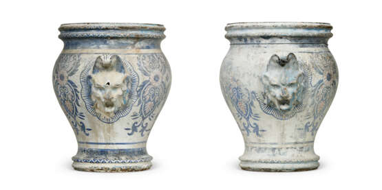 A PAIR OF FRENCH WHITE AND BLUE-PAINTED CAST-IRON JARDINIERES - фото 3