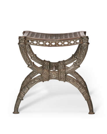 A FRENCH CAST-IRON 'CURULE' STOOL - Foto 4