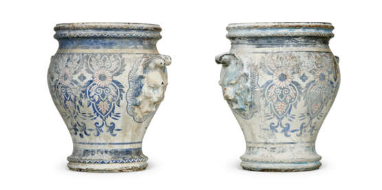 A PAIR OF FRENCH WHITE AND BLUE-PAINTED CAST-IRON JARDINIERES - фото 4