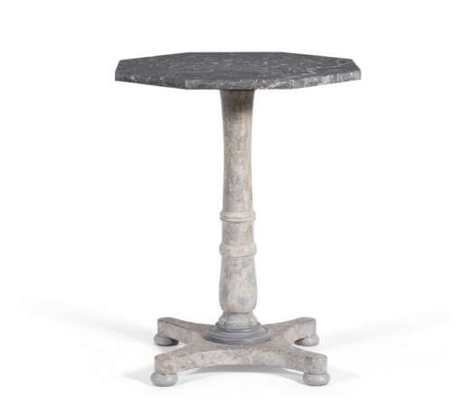 AN ITALIAN MARBLE OCCASIONAL TABLE - Foto 1