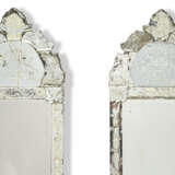 A PAIR OF NORTH EUROPEAN ENGRAVED GLASS MIRRORS - Foto 2