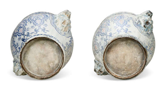 A PAIR OF FRENCH WHITE AND BLUE-PAINTED CAST-IRON JARDINIERES - фото 6