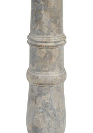 AN ITALIAN MARBLE OCCASIONAL TABLE - фото 6