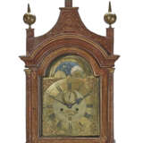 A GEORGE III SCARLET, GILT, AND POLYCHROME-JAPANNED LONG-CASE CLOCK - Foto 2