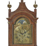 A GEORGE III SCARLET, GILT, AND POLYCHROME-JAPANNED LONG-CASE CLOCK - фото 2