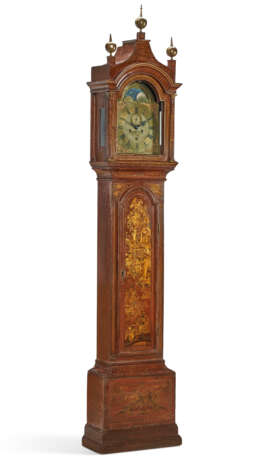 A GEORGE III SCARLET, GILT, AND POLYCHROME-JAPANNED LONG-CASE CLOCK - Foto 3