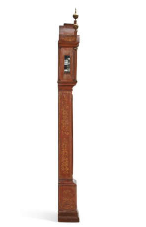 A GEORGE III SCARLET, GILT, AND POLYCHROME-JAPANNED LONG-CASE CLOCK - Foto 4