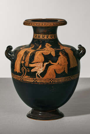 AN ATTIC RED-FIGURED HYDRIA - photo 2