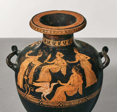 AN ATTIC RED-FIGURED HYDRIA - photo 4