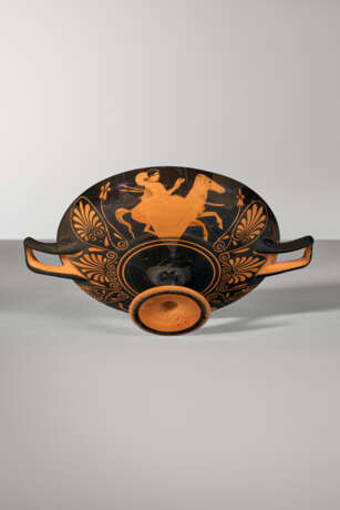 AN ATTIC RED-FIGURED KYLIX - фото 3