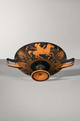 AN ATTIC RED-FIGURED KYLIX - фото 4