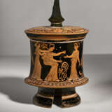AN ATTIC RED-FIGURED PYXIS - Foto 1