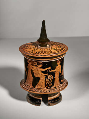 AN ATTIC RED-FIGURED PYXIS - photo 3