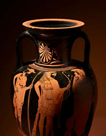 AN ATTIC RED-FIGURED NECK-AMPHORA - фото 7