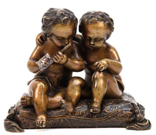Figurengruppe "Zwei Flöte spielende Putten auf Kissen sitzend", Bronze, braun patiniert, H. 11 cm - Foto 1