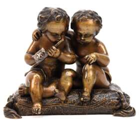 Figurengruppe &amp;quot;Zwei Flöte spielende Putten auf Kissen sitzend&amp;quot;, Bronze, braun patiniert, H. 11 cm