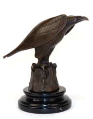 Bronze-Figur &quot;Falke&quot;, Nachguß, braun patiniert, bez. &quot;Coenrad&quot;, Gießerplakette &quot;BJB&quot;, auf rundem, schwarzem Steinsockel, Ges.-H. 20 cm