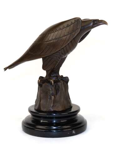 Bronze-Figur "Falke", Nachguß, braun patiniert, bez. "Coenrad", Gießerplakette "BJB", auf rundem, schwarzem Steinsockel, Ges.-H. 20 cm - фото 1