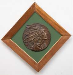 Rundes Relief &amp;quot;Profilbildnis eines Indianers&amp;quot;, Bronze, braun patiniert, Restsignatur u.l., Dm. 22,5 cm, Rahmen